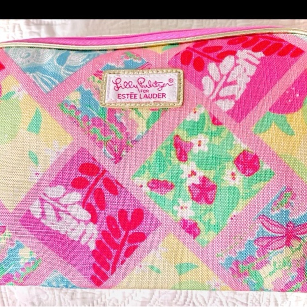 EUC Lilly Pulitzer for Estée Lauder
Large makeup carry case/. Patchwork